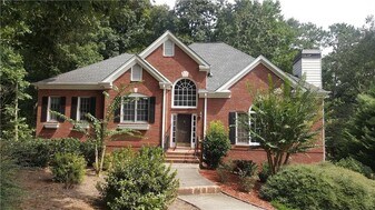 3885 Waterford Dr in Suwanee, GA - Building Photo