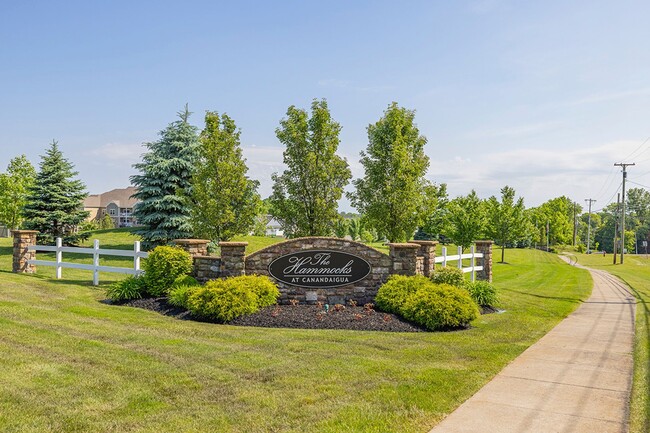 The Hammocks at Canandaigua in Canandaigua, NY - Foto de edificio - Building Photo