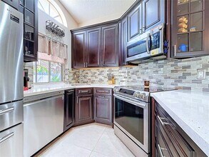 1420 Seagrape Cir in Weston, FL - Foto de edificio - Building Photo