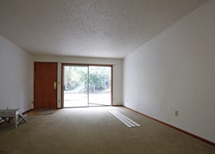 Burlingame Apartments in Portland, OR - Building Photo - Interior Photo