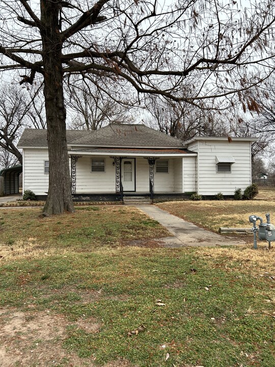 212 S 5th St in Tonkawa, OK - Building Photo