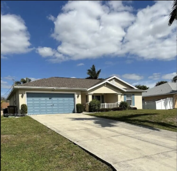 633 SW 11th Terrace in Cape Coral, FL - Building Photo