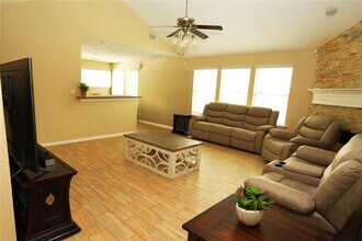 135 Fairwind Trail Dr in Conroe, TX - Building Photo - Building Photo
