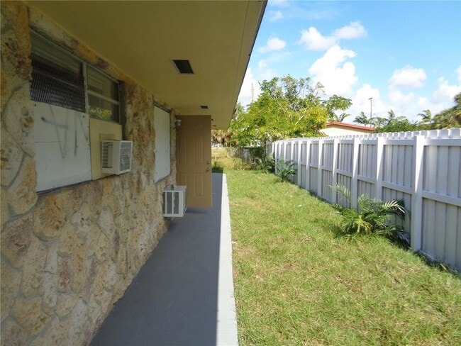 345 NW 5th St, Unit 3 in Pompano Beach, FL - Building Photo - Building Photo