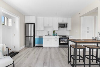 112 W Main St, Unit 5 in Hyannis, MA - Building Photo - Building Photo