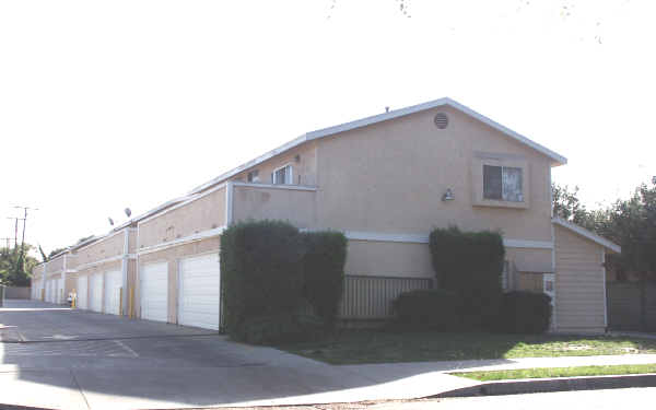 210 S 3rd St in Montebello, CA - Building Photo