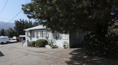 2528-2532 Montrose Ave in Montrose, CA - Foto de edificio - Building Photo