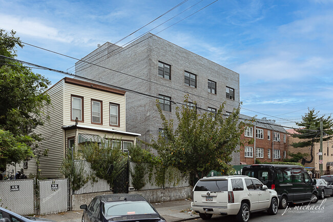 102-09-102-11 37th Ave in Flushing, NY - Foto de edificio - Building Photo