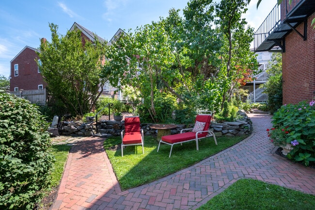 147 Pearl St, Unit 7 in Portland, ME - Foto de edificio - Building Photo