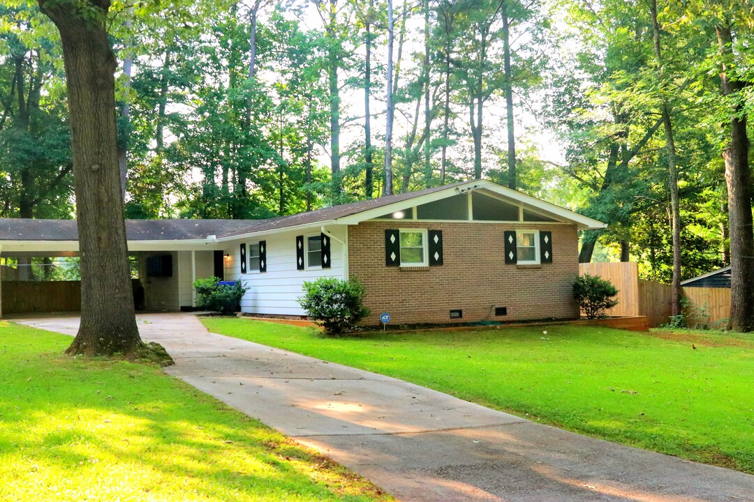 1882 Burning Tree Dr in Decatur, GA - Building Photo