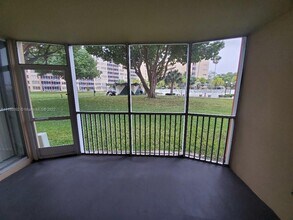 1750 NE 191st St-Unit -105 in Miami, FL - Foto de edificio - Building Photo