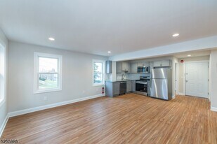 122 Main St in Newton, NJ - Building Photo