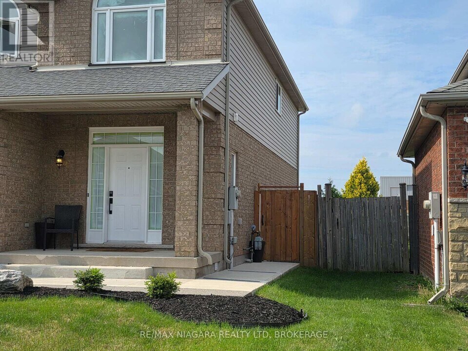 8383 Heikoop Crescent in Niagara Falls, ON - Building Photo