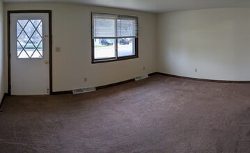 110-112-112 W Grant St in Lake Mills, WI - Building Photo - Building Photo