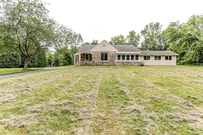 1140 Oyster Mill Rd in Camp Hill, PA - Building Photo - Building Photo