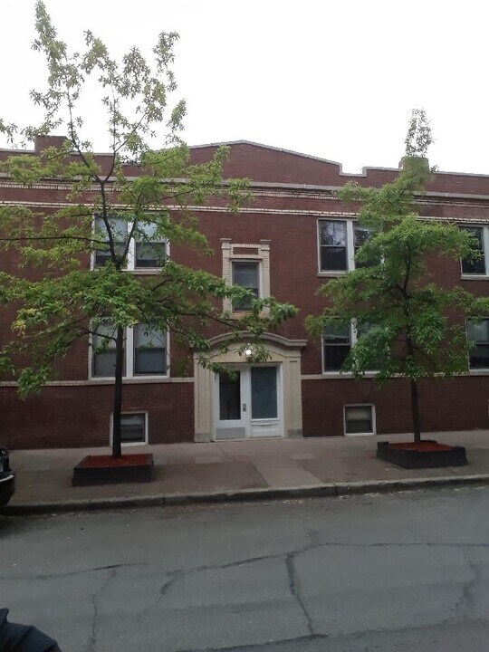 2207 W School St in Chicago, IL - Building Photo