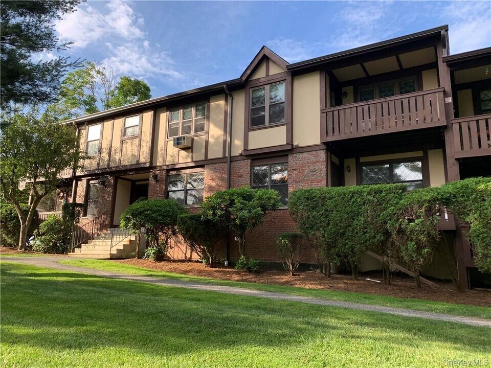 565 Sierra Vista Ln in Valley Cottage, NY - Building Photo