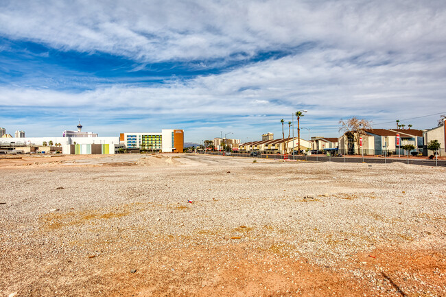 Royal Crest Apartment Homes in Las Vegas, NV - Building Photo - Building Photo