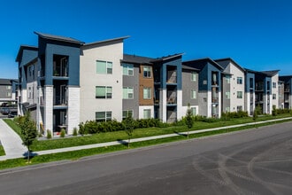Strata Apartments in Logan, UT - Foto de edificio - Building Photo