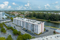 Tall Tree Condominium in North Miami Beach, FL - Building Photo - Building Photo