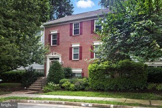 12001 Golf Ridge Ct, Unit 302 in Fairfax, VA - Building Photo - Building Photo