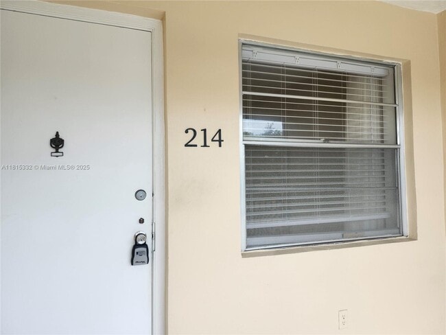 421 NE 1st St in Hallandale Beach, FL - Foto de edificio - Building Photo