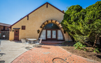 Whispering Oaks Apartments in Midland, TX - Foto de edificio - Building Photo