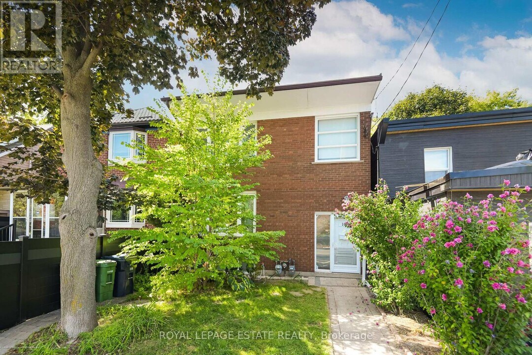 106 Main St in Toronto, ON - Building Photo