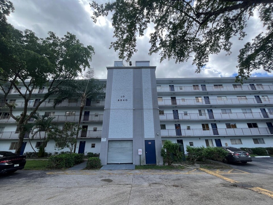 8560 Sherman Cir N in Miramar, FL - Foto de edificio