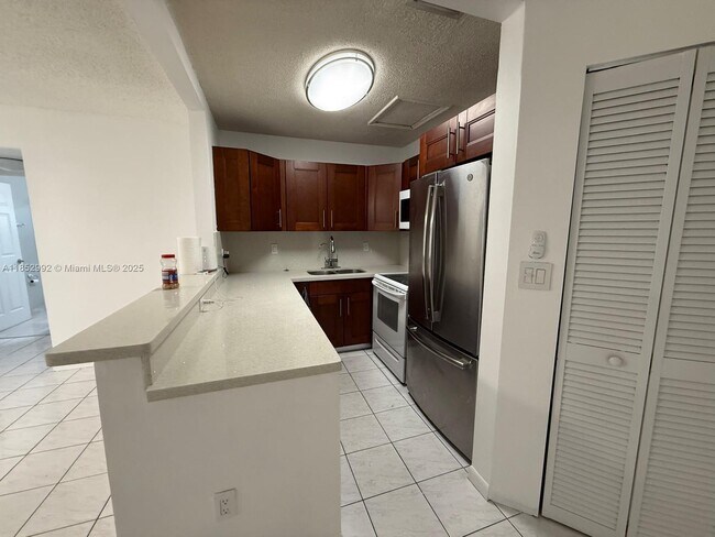 6540 W 26th Dr in Hialeah, FL - Building Photo - Building Photo