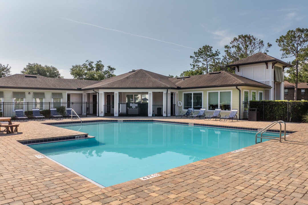 Flats at Maverick Trails in Orange Park, FL - Foto de edificio