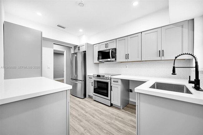 645 NE 149th St in Miami, FL - Foto de edificio - Building Photo