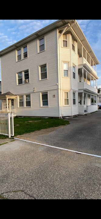 14 Sabra St, Unit Raisa in Cranston, RI - Foto de edificio