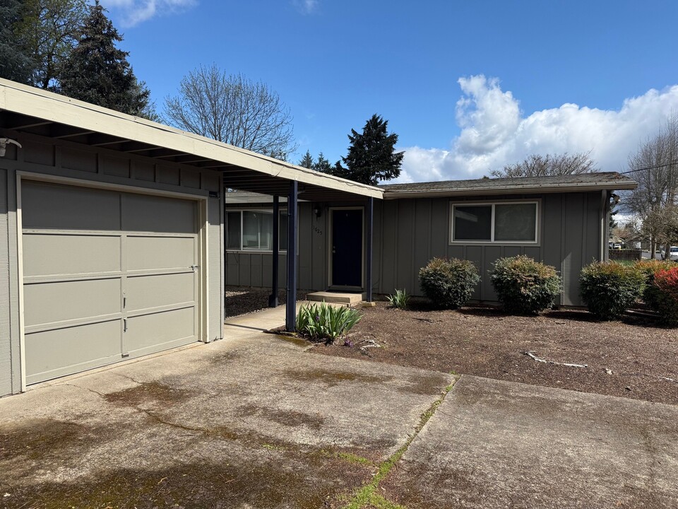 1625 Linnea Ave in Eugene, OR - Foto de edificio