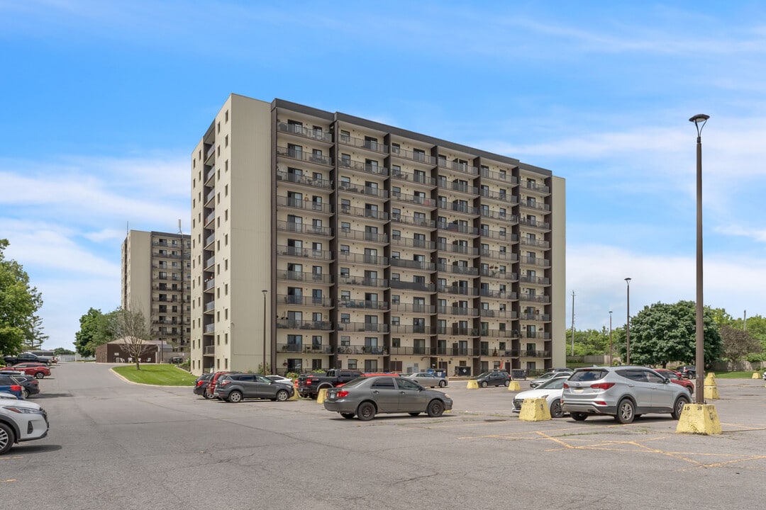 766-766 John Counter Blvd in Kingston, ON - Building Photo