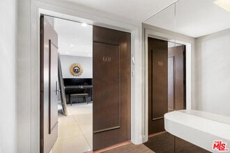 121 S Palm Dr in Beverly Hills, CA - Foto de edificio - Building Photo