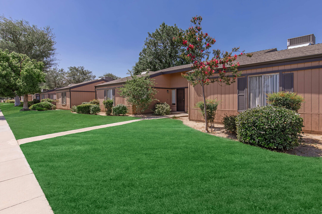 Glenbrook Apartments in Bakersfield, CA - Building Photo