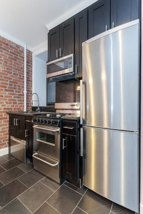 434 W 52nd St in New York, NY - Building Photo