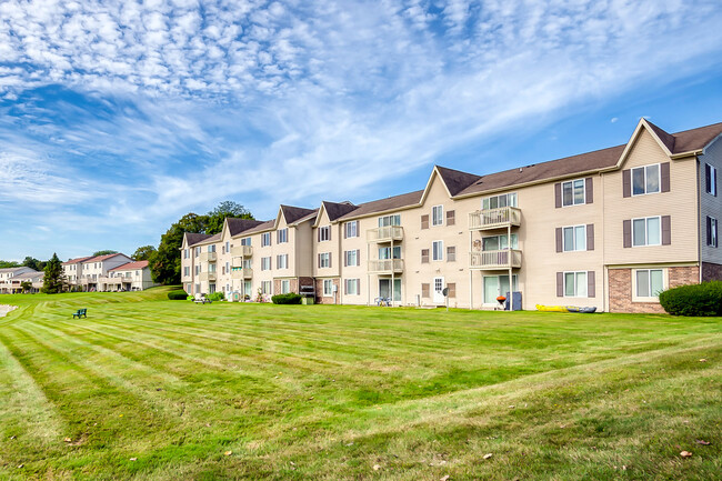 Lake of the Hills Apartment Homes in Haslett, MI - Foto de edificio - Building Photo