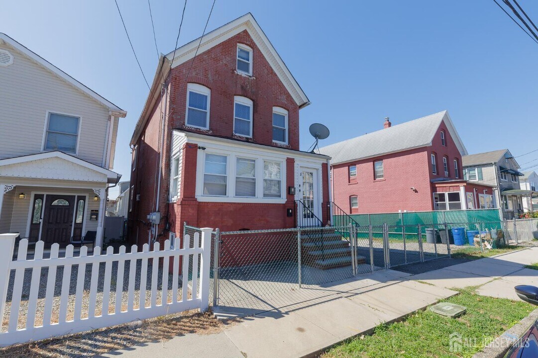 28 Union St in Carteret, NJ - Building Photo