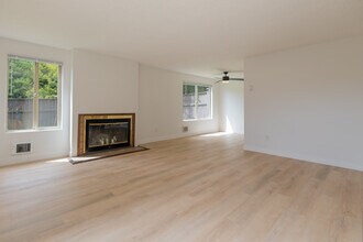 914 66th Pl SE, Unit A in Everett, WA - Building Photo - Building Photo
