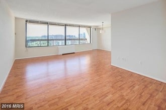 3705 S George Mason Dr, Unit 1412S in Falls Church, VA - Foto de edificio - Building Photo