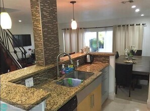 8201 NW 8th Pl in Plantation, FL - Foto de edificio - Building Photo