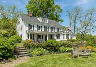 74 Melville Rd in Hyde Park, NY - Building Photo - Building Photo
