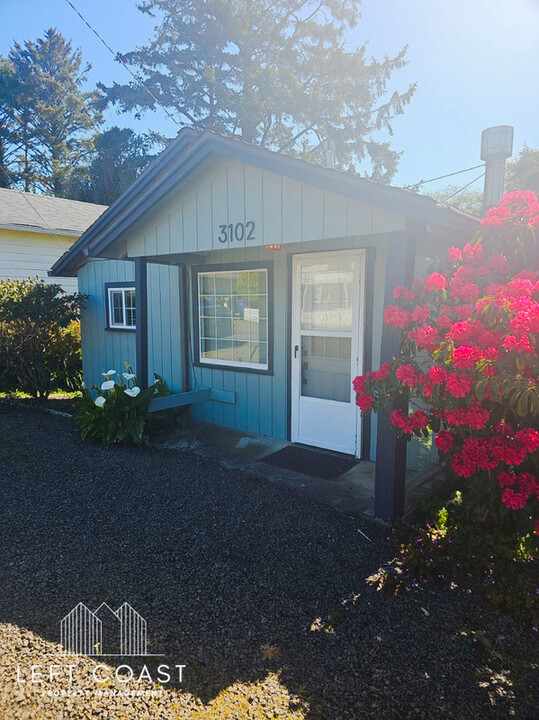 3102 SW Coast Ave in Lincoln City, OR - Building Photo