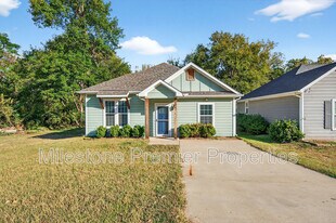 305 W Walker St in Denison, TX - Building Photo