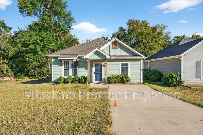 305 W Walker St in Denison, TX - Building Photo