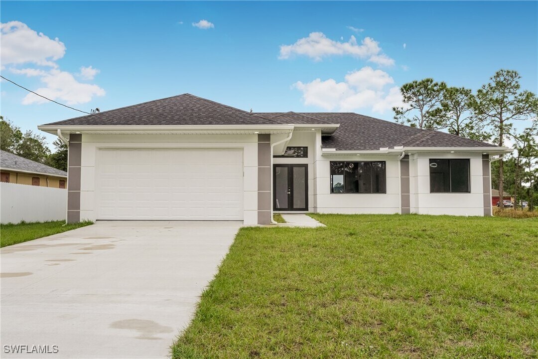 809 Andover Ave S in Lehigh Acres, FL - Building Photo