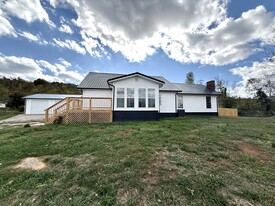 660 Jones Knob Rd in Somerset, KY - Building Photo