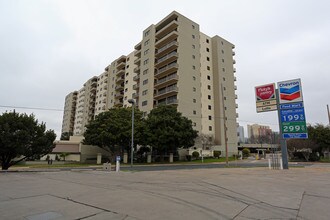Towers Of Town Lake in Austin, TX - Building Photo - Building Photo